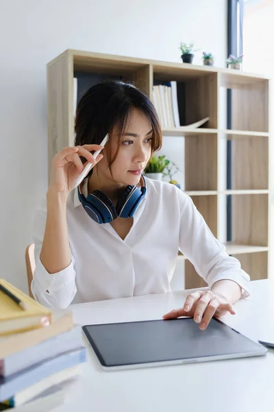 Kvinnliga verkställande tänkande över arbetsschema för anställd skriva rapport till digital bärbar dator i coworking utrymme. — Stockfoto