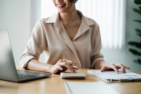 Närbild av revisor kvinnlig beräkning skatterapport. Ekonomi, affärer, analysera koncept. — Stockfoto