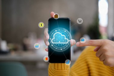 Bağlı aygıtlar ve kişisel veri güvenliğinden oluşan ikon grafik bulutlu siber güvenlik ağına sahip akıllı telefon kullanan bir kadın.