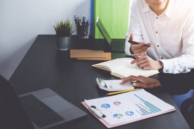 Bir grup iş kadını ve muhasebeci, yolsuzluk hesabı soruşturması için evrak dosyalarında verileri kontrol ediyor. Rüşvet karşıtı kavram.