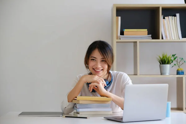 Kvinnliga verkställande tänkande över arbetsschema för anställd skriva rapport till digital bärbar dator i coworking utrymme. — Stockfoto