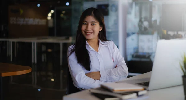 Online-Unterricht. Glücklich asiatische Frau mit Laptop für Online-Lernen zu Hause. — Stockfoto