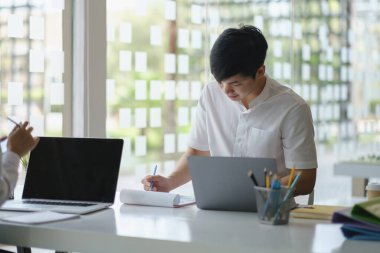 Fon yöneticileri dizüstü bilgisayarla yatırım borsasını araştırıyor ve analiz ediyorlar.