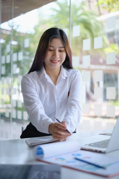 Pendekatan Akuntan perempuan menghitung laporan pajak. Keuangan, bisnis, menganalisis konsep. — Stok Foto