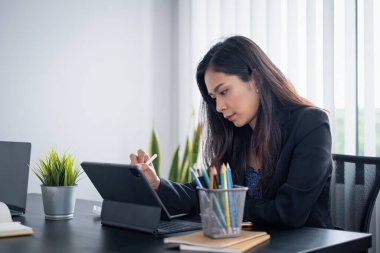 Kadın ux geliştirici ve ui tasarımcı evdeki oturma odasında dijital tablette arayüz çizimi uygulaması. Yaratıcı dijital geliştirme ajansı kavramı.