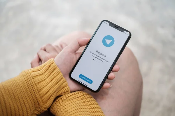 CHIANG MAI, THAILAND Mayıs 04 2021: Apple iPhone ekranında telgraf uygulama simgesi. Telegram bir çevrimiçi sosyal medya ağıdır. Sosyal medya uygulaması ve Telegram uygulama simgesi.