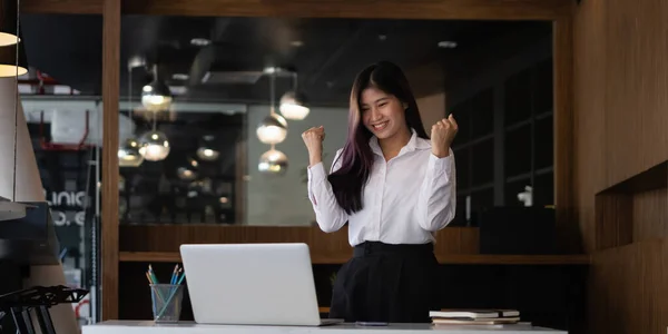 Glada av Business kvinnliga i konferens tillsammans på ett kontor och glada framgången på bärbar datorskärm. — Stockfoto