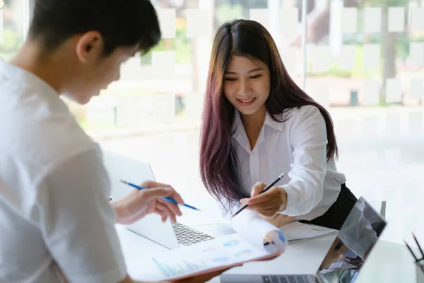 Joven asiático negocios y socios colegas discutir temas de trabajo en el lugar de trabajo. —  Fotos de Stock