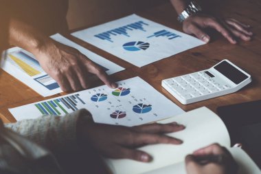 Analitik istihbarat konsepti. Bir grup işadamı toplantıda mevcut mali ve ekonomik yatırım belgelerini tartıştı.