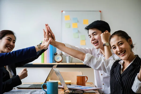 Business team geven een high fives gebaar als ze lachen en juichen hun succes. Prestaties en Business Goal Success Concept. zachte focus. — Stockfoto