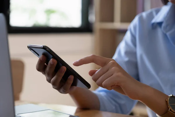 Bir iş kadını, dijital tasarruf hesabı açmak için online bankacılık programı kullanarak KYC 'yi tamamlıyor. Siber güvenliğin tanımı