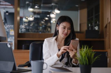 Bir iş kadını, dijital tasarruf hesabı açmak için online bankacılık programı kullanarak KYC 'yi tamamlıyor. Siber güvenliğin tanımı.