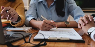 İş ekibi, dizüstü bilgisayarın video araması ile müşteriye fon yatırımını açıklıyor