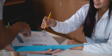 Fon yöneticileri takım danışmanlığı ve yatırım borsasının analizi hakkında tartışmalar. finans yatırım kavramı.