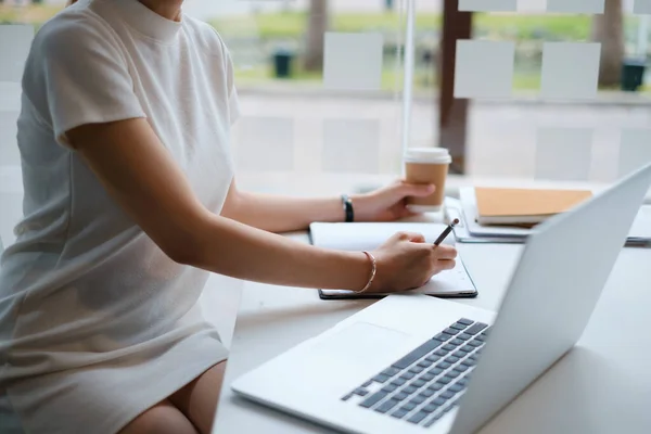 Zakelijke vrouw concentreert zich op een webinar op haar laptop computer. — Stockfoto