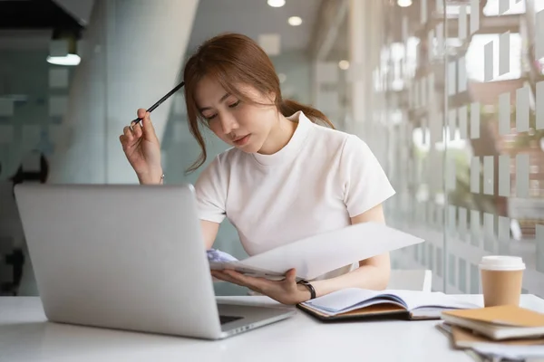 Conceito de inteligência analítica. Empresários discutem financeiro e econômico atual através de videochamada no laptop para investimento na reunião. — Fotografia de Stock