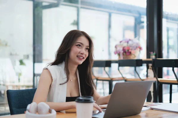 En affärskvinna granskar företagets räkenskaper. Begreppen finansiell planerare och redovisning. — Stockfoto