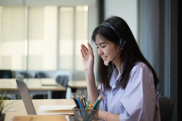 E-learning, online, onderwijs en internet sociale afstand te beschermen tegen COVID-19 virussen concept. Aziatisch vrouw student video conferentie e-learning met leraar op laptop computer thuis. — Stockfoto