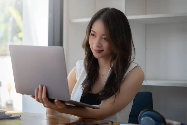 Jonge vrouw blogger influencer zitten en maken video conference call opname vlog in de woonkamer bij haar thuis. Beauty blogger concept. — Stockfoto