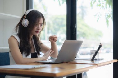 Çevrimiçi video konferansı ve dijital toplantı. İş kadını, merkez büroda ekiple iş görüşmeleri yapıyor..