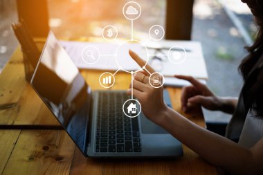 Yatırım borsasını araştıran ve analiz eden fon yöneticileri, ekranda sanal finans bulunan evrak işleri ile uğraşıyorlar. iş finans fintech kavramı.