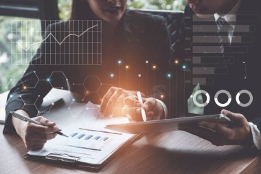 Yatırım ekibi borsa raporunu analiz ediyor mali denetim konsolunu işletme istihbaratıyla dolduruyor. Fintech konsepti.