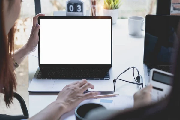 Reunión del grupo de empresarios y lluvia de ideas por videoconferencia —  Fotos de Stock