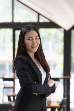 Yönetici olarak başarılı bir organizasyon mutlu bir girişimci ya da iş kadını tarafından temsil edilir.