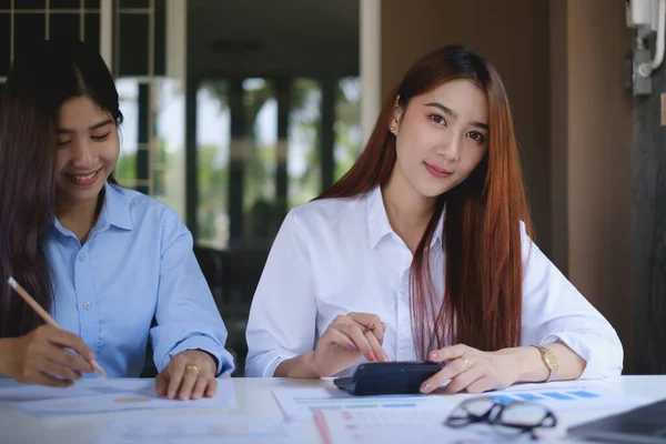 Fondsmanager recherchieren und analysieren den Anlagebörsenmarkt mittels Papierkram. Geschäftsfinanzierungskonzept. — Stockfoto