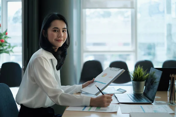 Retrato de una empresaria o contadora sonriente mientras trabaja con el papeleo en la oficina de su empresa. —  Fotos de Stock