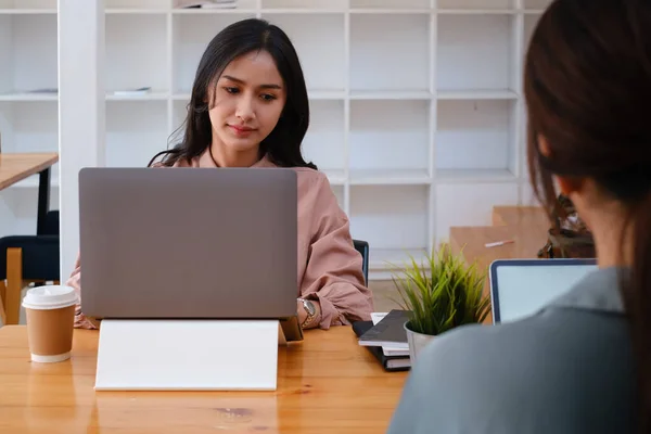 Businessman and Accountant 는 부정부패 계좌 조사를 위해 디지털 태블릿의 데이터 문서를 확인 한다. 뇌물 수수를 반대하다. — 스톡 사진