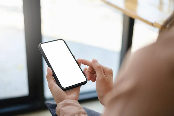 Une femme tenant la main appareil smartphone avec écran blanc. — Photo