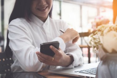 Bir iş kadını, dijital tasarruf hesabı açmak için online bankacılık programı kullanarak KYC 'yi tamamlıyor. Siber güvenliğin tanımı.