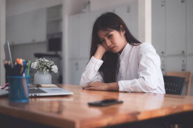 Hüsrana uğramış iş sahibi ya da muhasebeci bir ofiste oturuyor çünkü Covid-19 hayal kırıklığına uğrattı. İş kafesi konseptini kapat.