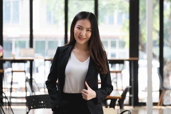 Una organización exitosa como gerente está representada por un empresario feliz o una mujer de negocios.. —  Fotos de Stock