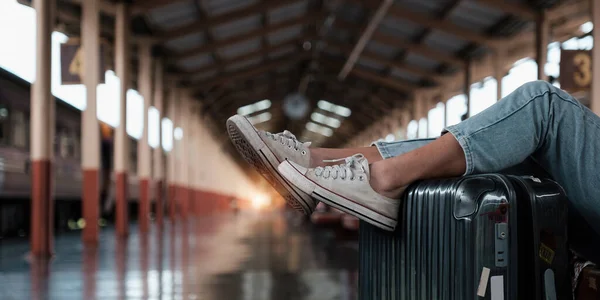 Μόνος ταξιδιώτης τουρίστας περπάτημα με αποσκευές στο σιδηροδρομικό σταθμό. έννοια της εργασίας και του ταξιδιωτικού τρόπου ζωής. — Φωτογραφία Αρχείου