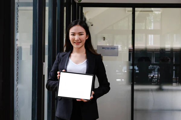 Business woman holding digital tablet with white screen at office — Stockfoto