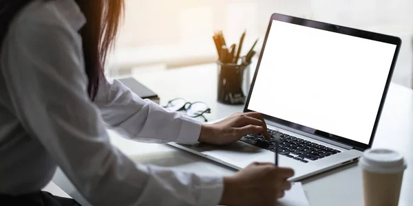 Imagem Mockup de um computador portátil com tela branca em branco na mesa de madeira. — Fotografia de Stock