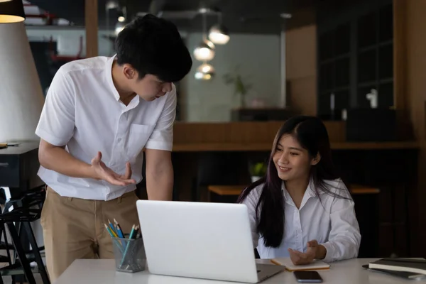 Marketing plan onderzoek. Papierwerk over het papierwerk op houten bureau in het kantoor. Brainstormsgroep Werkconcept. — Stockfoto