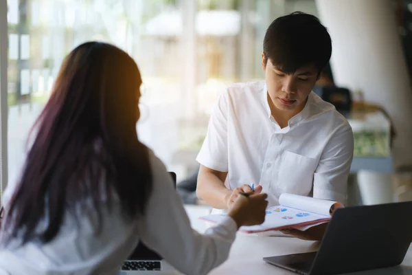 Investigación del plan de marketing. Papeleo en el papeleo en el escritorio de madera en la oficina. Lluvia de ideas Grupo de personas Concepto de trabajo. — Foto de Stock