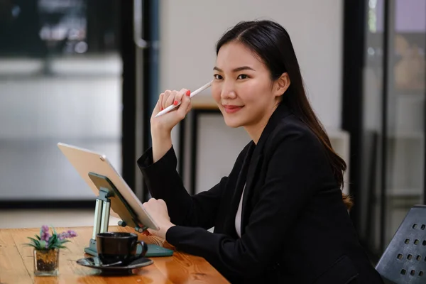 På sitt kafé tar företagsägaren eller barista emot beställningar från onlinekunder via surfplatta. — Stockfoto