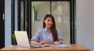 Yatırım borsasını araştıran ve analiz eden fon yöneticileri, ofisteki ahşap masa üzerindeki kağıt işleriyle uğraşıyorlar.