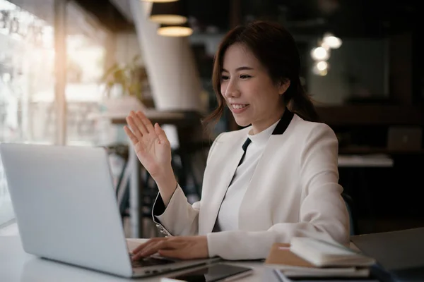 Joyful zakenvrouw zitten aan bureau op zoek naar laptop scherm praten met vriend maken informele video call — Stockfoto