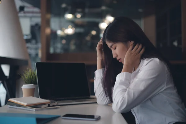 Frustrado estressado empresário ou contador sentado em um escritório. — Fotografia de Stock