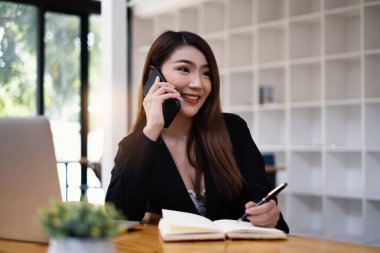 Ajan Satış Müdürü araç sigortası müşterisiyle bağlantı kuruyor. Kaydetme ve Sigorta kavramı.