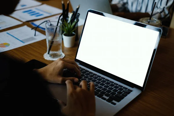 Vidéo-conférence, Conférence téléphonique en ligne, Portrait de femme d'affaires regardant l'écran d'ordinateur portable travailler ou regarder webinaire sur ordinateur portable sur le lieu de travail. — Photo