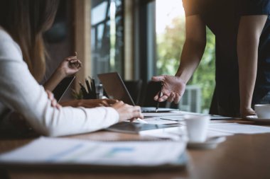 Bir grup işadamı toplantıda mevcut mali ve ekonomik yatırım evraklarını tartışıyor. Analitik zeka kavramı.