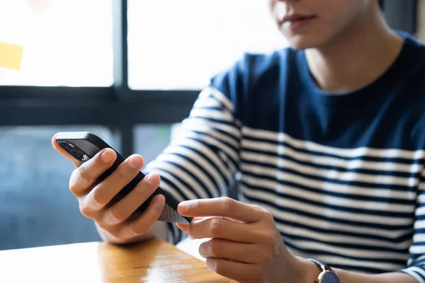 Un hombre de negocios completa KYC utilizando un programa de banca en línea con el fin de abrir una cuenta de ahorros digitales. Definición de ciberseguridad. —  Fotos de Stock