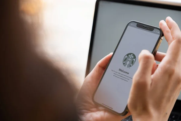 Chiang Mai, Tayland: 17 Temmuz 2021: Asyalı kadın Starbucks başvurusunu Starbucks kahve dükkanındaki iPhone ekranında ödeme için kullanıyor. — Stok fotoğraf