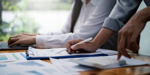 Consulta de equipes de gestores de fundos e discussão sobre análise Mercado de ações de investimento. financiamento do conceito de investimento. — Fotografia de Stock